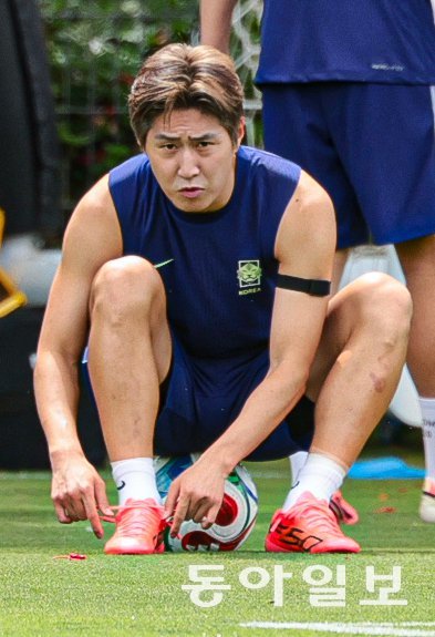 한국 축구 대표팀의 이강인이 6일(현지시간) 2026 북중미 월드컵이 열리는 멕시코 할리스코 과달라하라 ‘치바스 베르데 바예’ 훈련장에서 열린 피파 커뮤니티 트레이닝(오픈 트레이닝)에서 훈련 도중 신발끈을 묶고 있다. 박형기 기자 oneshot@donga.com