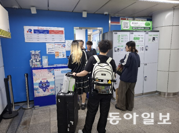 10일 오후 서울 지하철 2호선 홍대입구역 ‘또타 러기지’(T luggage) 접수창구 앞에서 외국인 관광객들이 캐리어를 보관하기 위해 기다리고 있다. 송진호 기자 jino@donga.com