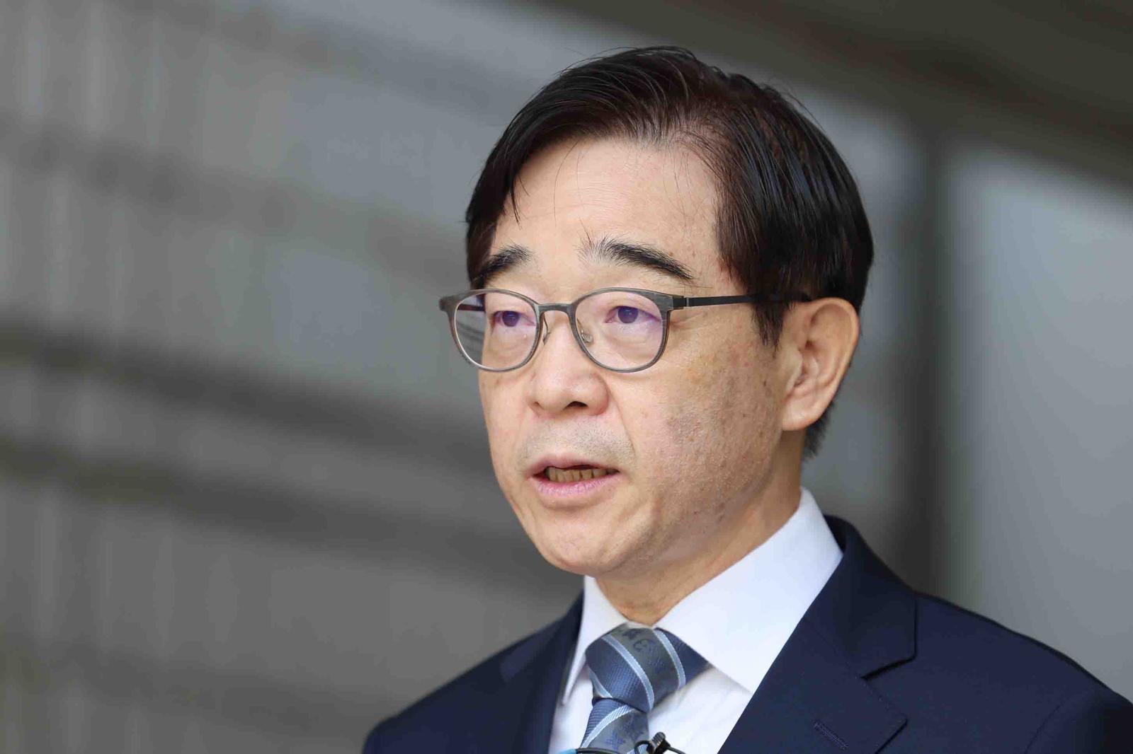 변호사 등록 없이 화천대유 고문으로 재직하며 변호사 활동을 한 권순일 전 대법관이 11일 서울 서초구 서울중앙지법에서 열린 선고 공판을 마친 뒤 발언하고 있다. 법원은 권 전 대법관에 대해 “공소제기 절차가 법률을 위반해 무효인 경우에 해당한다”며 공소기각을 선고했다. 2026.06.11. 서울=뉴시스