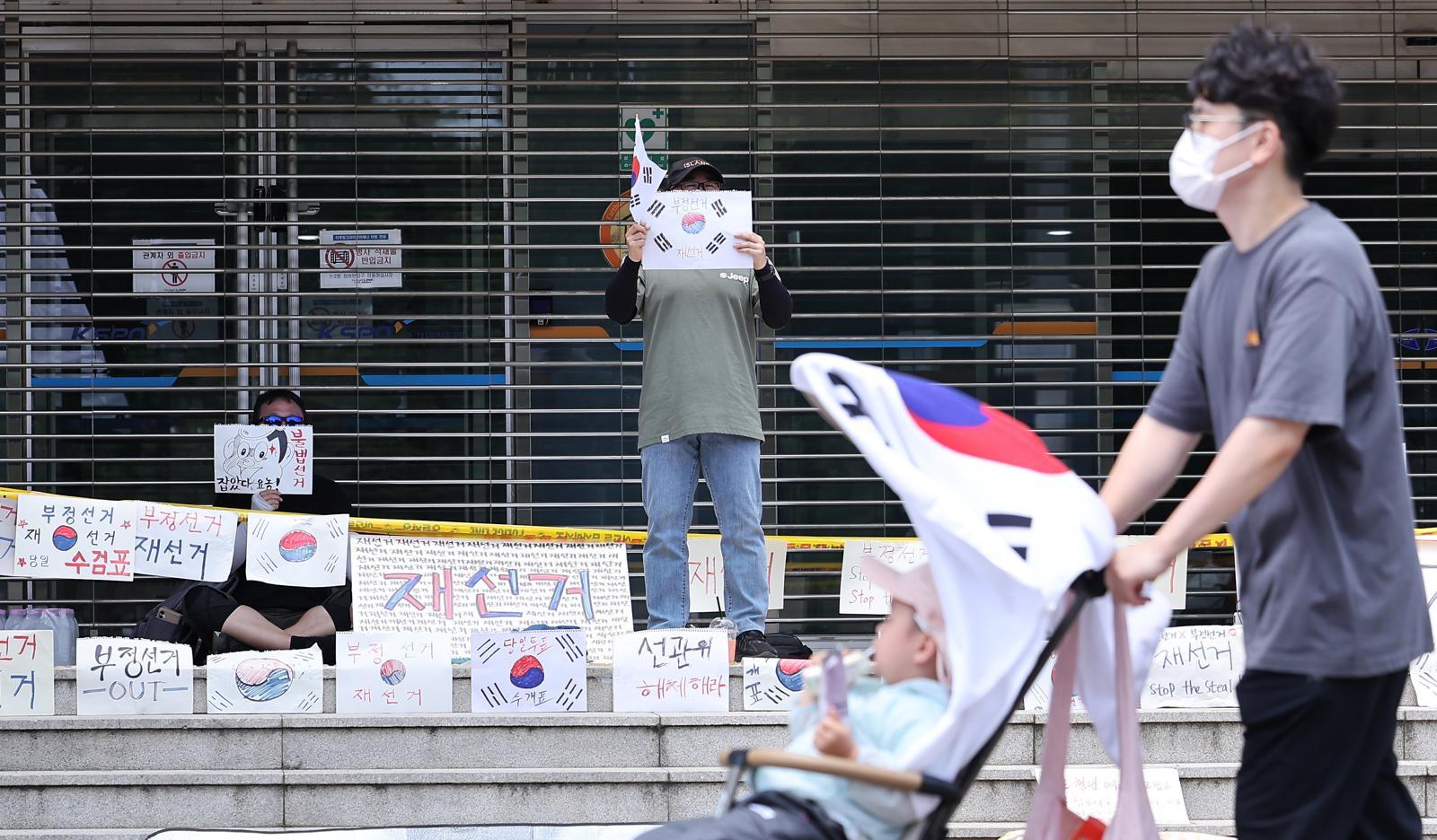 선관위 “개표 관련 물품, 선관위로 이송하게 해 달라” 호소문