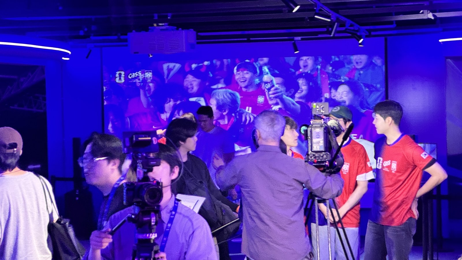 맥주 캔 들고 함성… 강남 한복판 등장한 ‘응원전사’ 베이스캠프