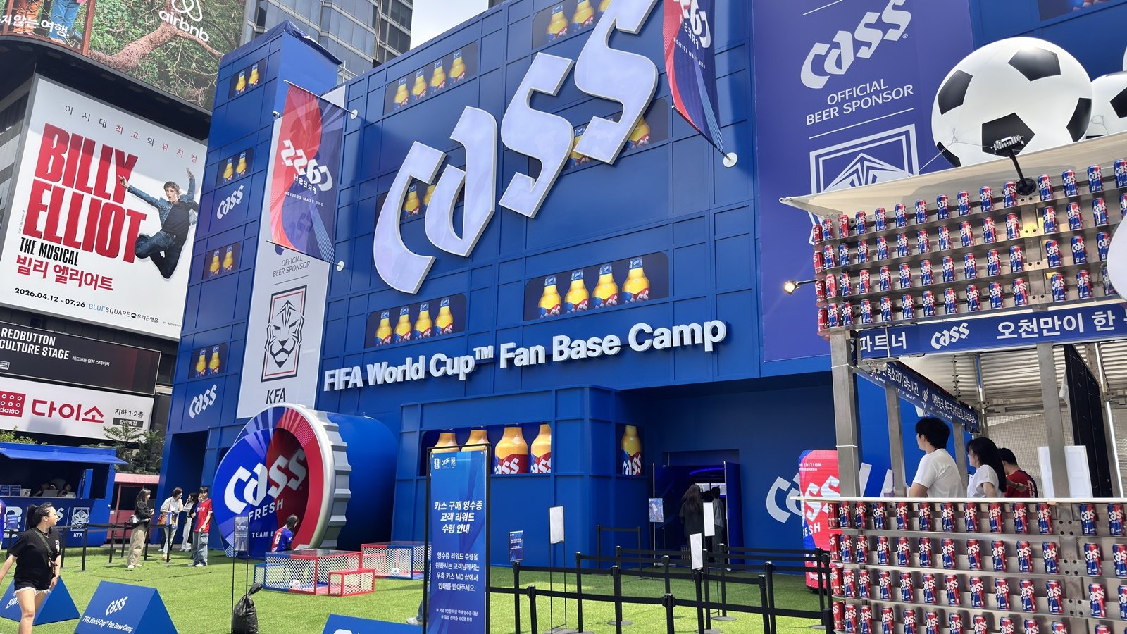 오비맥주 카스는 11일부터 오는 25일까지 서울 강남구 강남역 인근에서 ‘카스 FIFA 월드컵 팬 베이스캠프’를 한시 운영한다. 윤우열 기자 cloudancer@donga.com
