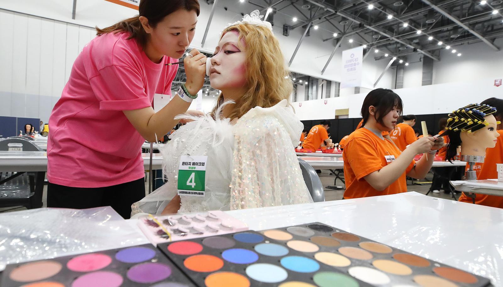 메이크업 아티스트를 향해…