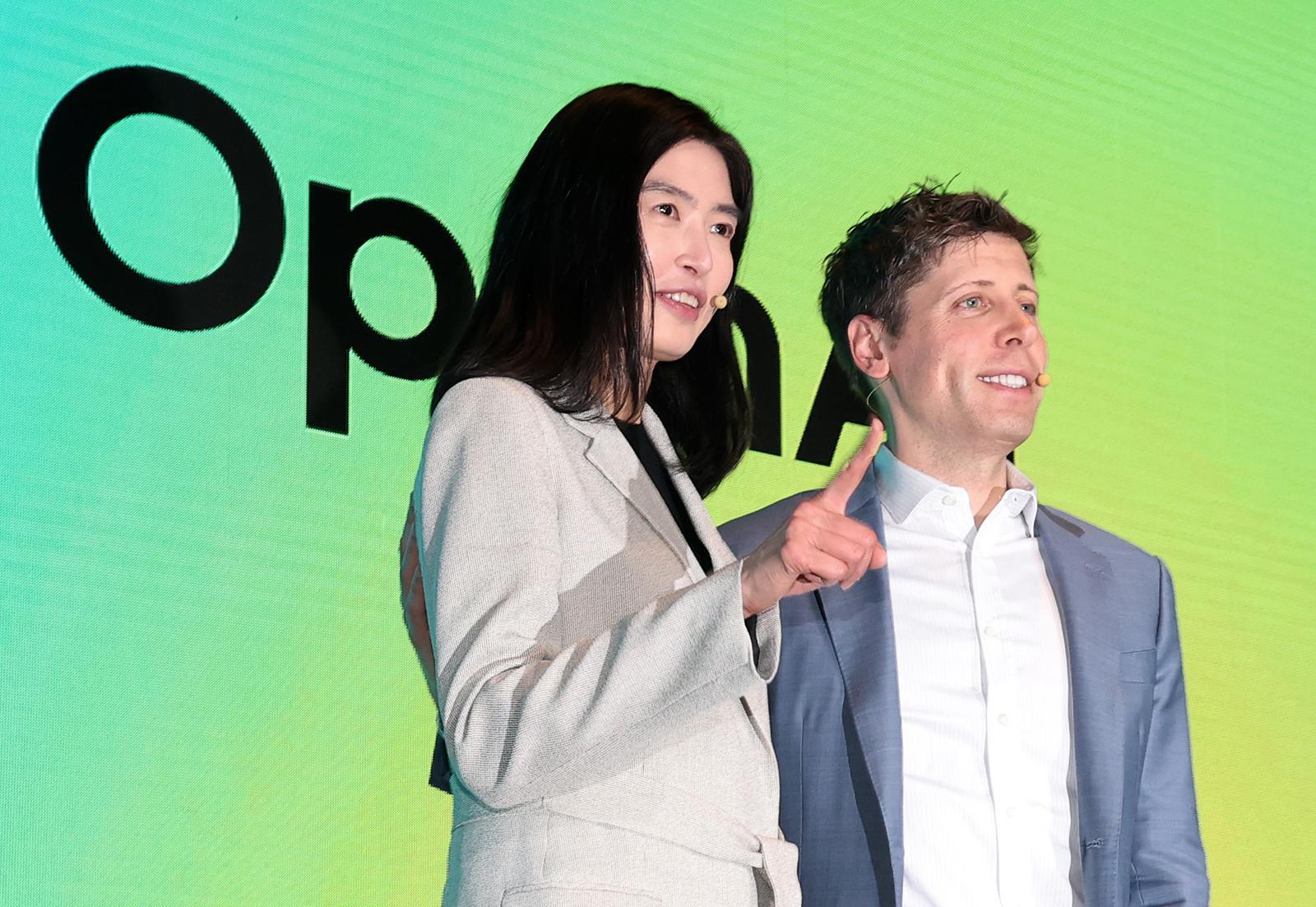정신아 카카오 대표와 챗GPT 개발사 오픈AI의 샘 올트먼 최고경영자(CEO)가 4일 서울 중구 플라자호텔에서 열린 전략적 제휴 체결 공동 기자간담회에서 포즈를 취하고 있다. 카카오는 국내 기업으로는 처음으로 오픈AI와 전략적 제휴를 맺고 인공지능(AI) 서비스 고도화를 위한 기술 협력은 물론 공동 상품 개발 등을 추진할 계획이다. 2025.2.4 ⓒ 뉴스1