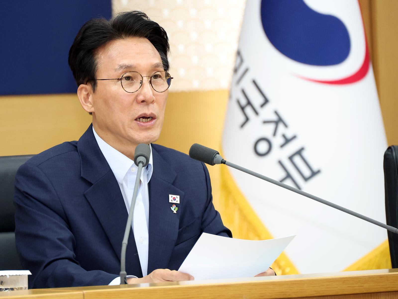 김민석 국무총리가 11일 세종시 정부세종청사에서 열린 국민참정권 침해 관련 관계장관회의를 주재하고 있다. 2026.06.11. 뉴시스