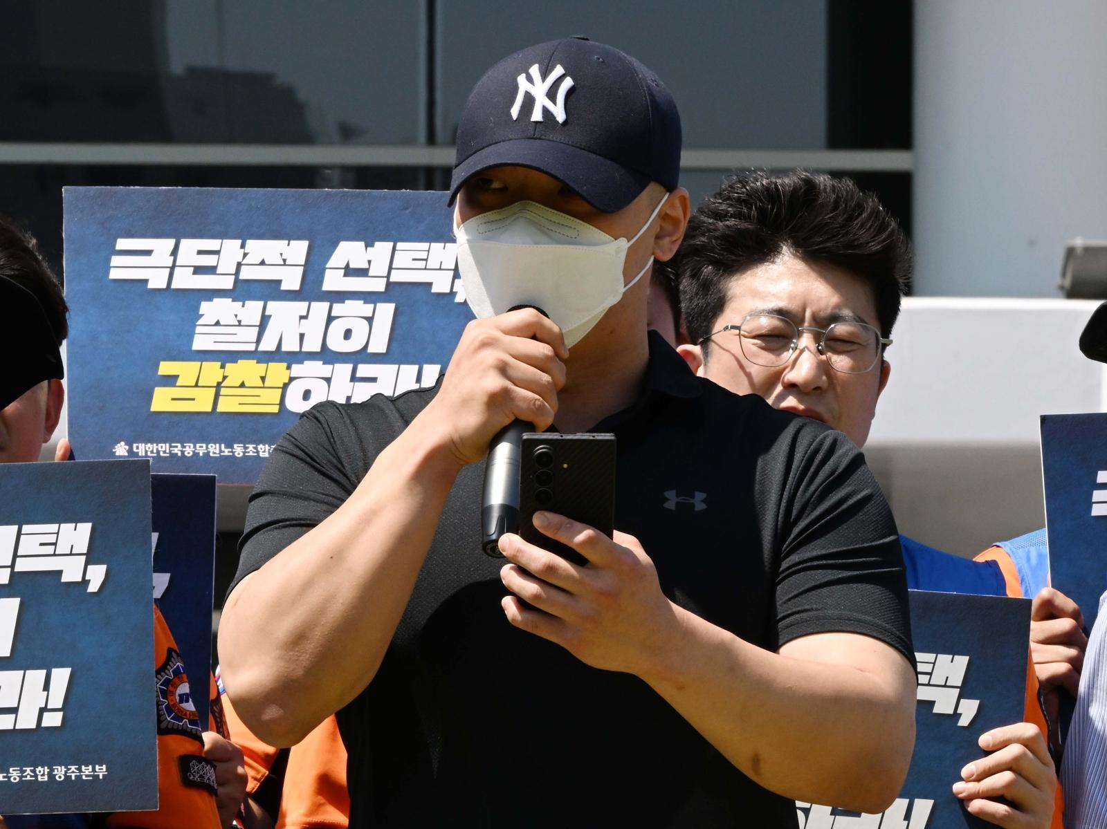 11일 오후 광주 서구 광주시청 앞에서 대한민국공무원노동조합총연맹 소방공무원노동조합이 ‘광주소방본부 부조리 조직문화 타파와 고(故) 소방공무원 사망사건 진상규명’을 촉구하는 기자회견을 연 가운데 숨진 여성 소방공무원 약혼자가 발언하고 있다. 뉴시스