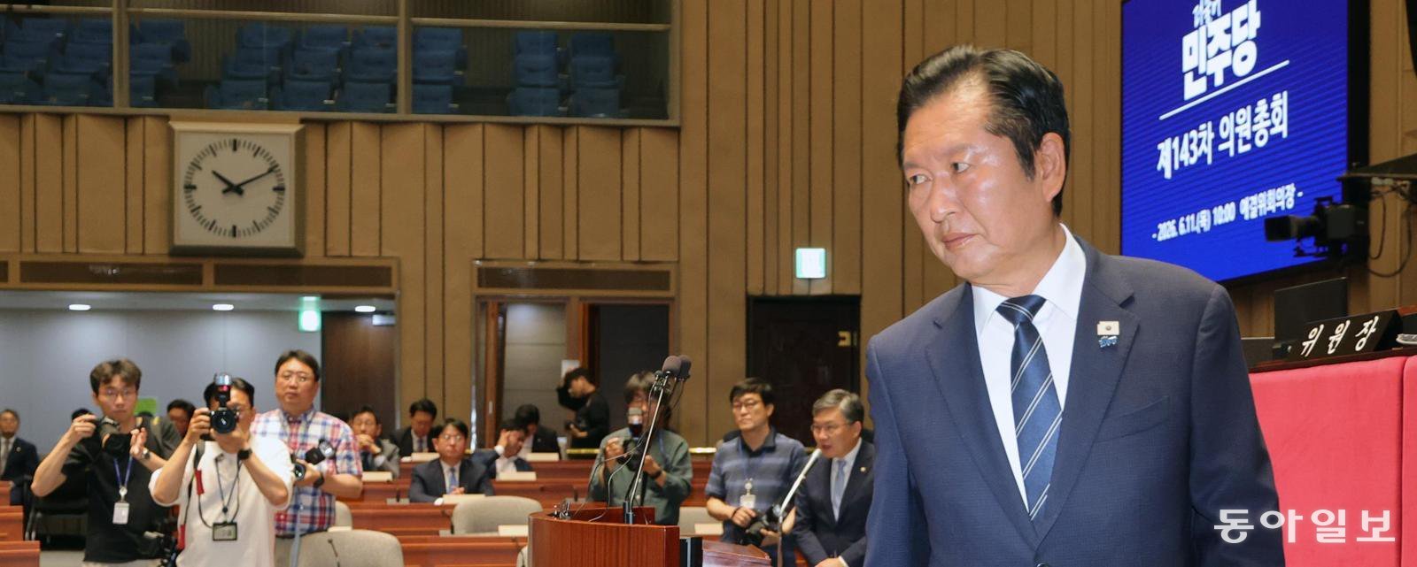 반청계, 鄭면전서 “오늘이라도 물러나라”… 정청래, ‘연임’ 질문에 “알아서 판단하라”