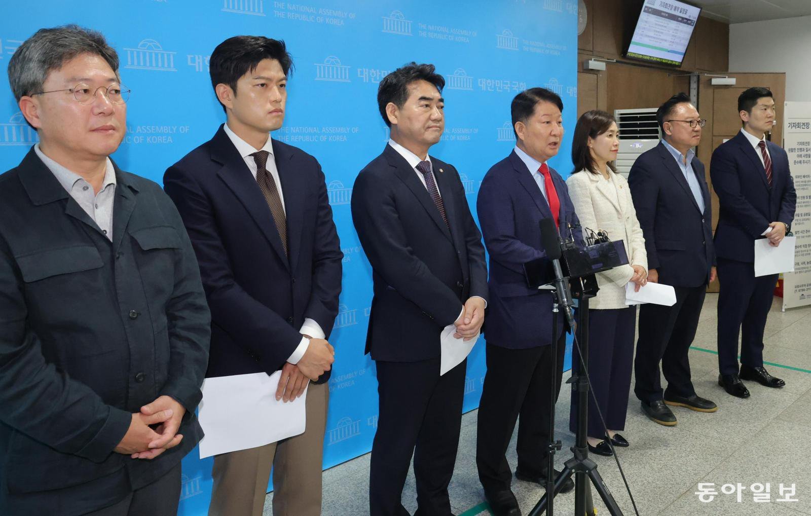 친한계 “지도부 사퇴” 당권파 “철없는 소리” 국힘 최고위 아수라장