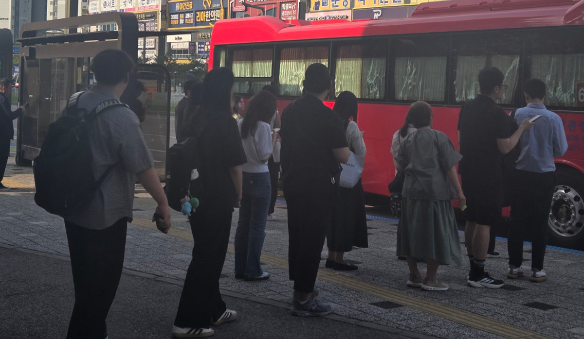 “또 꽉찼네” 자리 찾아 역주행 탑승 일상 된 광역버스
