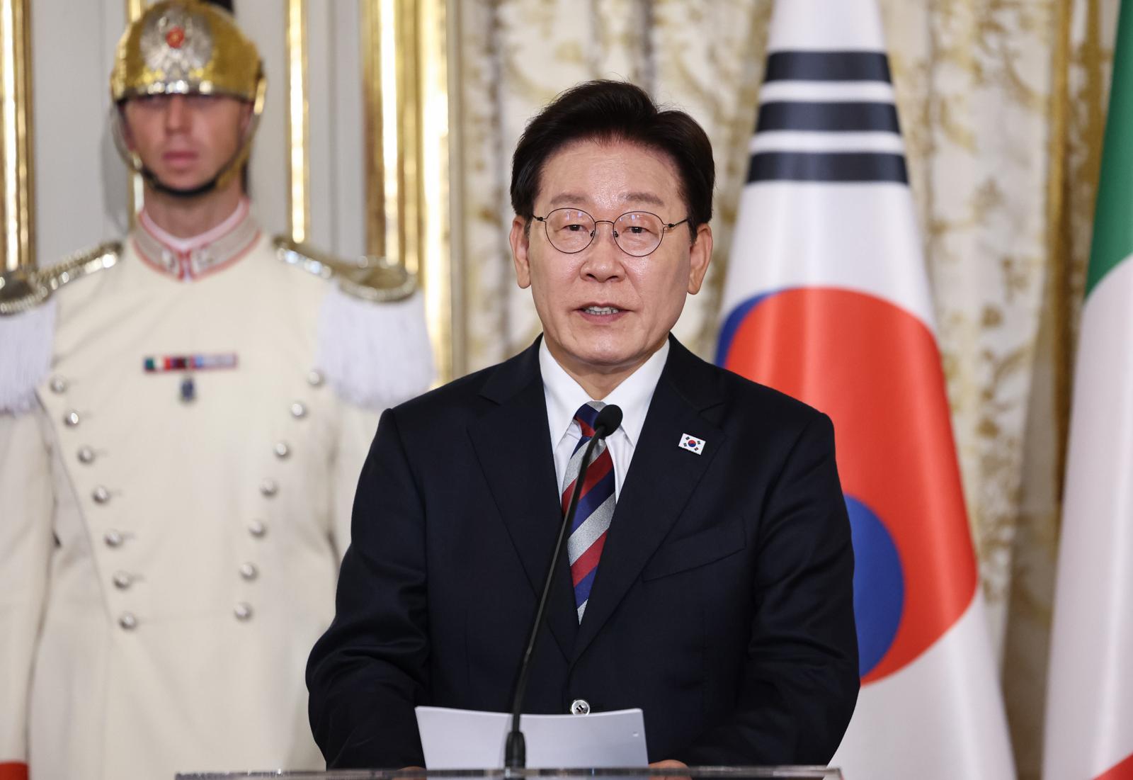 李 지지율 57%… 지방선거 전보다 9%P 하락