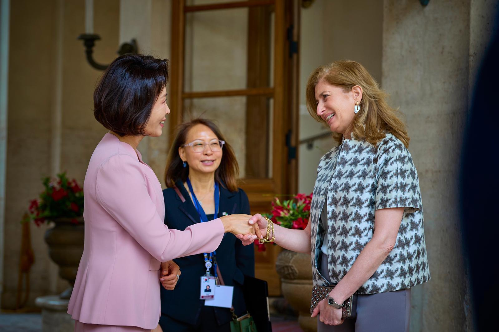 김혜경 여사가 11일(현지 시간) 로마 대통령궁에서 마타렐라 대통령의 딸 라우라 마타렐라 영애와 악수하고 있다. (공동취재) 2026.06.11. 뉴시스
