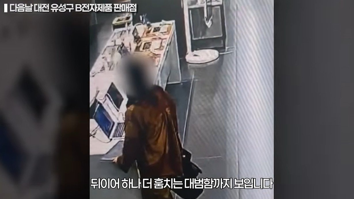 A 씨가 대전의 한 전자제품 판매점에서 노트북을 가방에 넣어 훔치는 모습. 사진=대전경찰청 유튜브