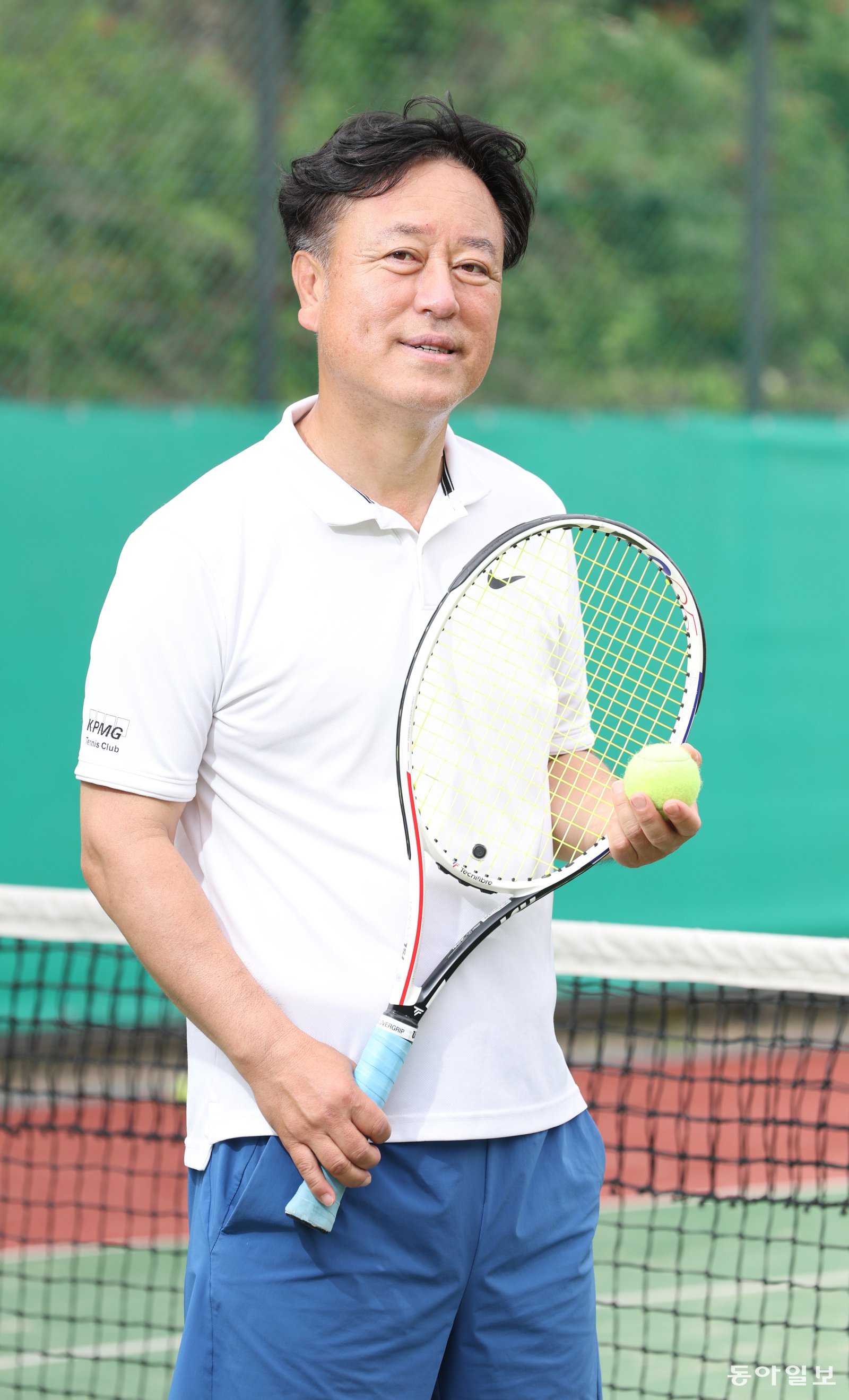 박장호 고문이 서울 용산구 한남 테니스코트에서 라켓과 볼을 들고 카메라 앞에 섰다. 신원건 기자 laputa@donga.com