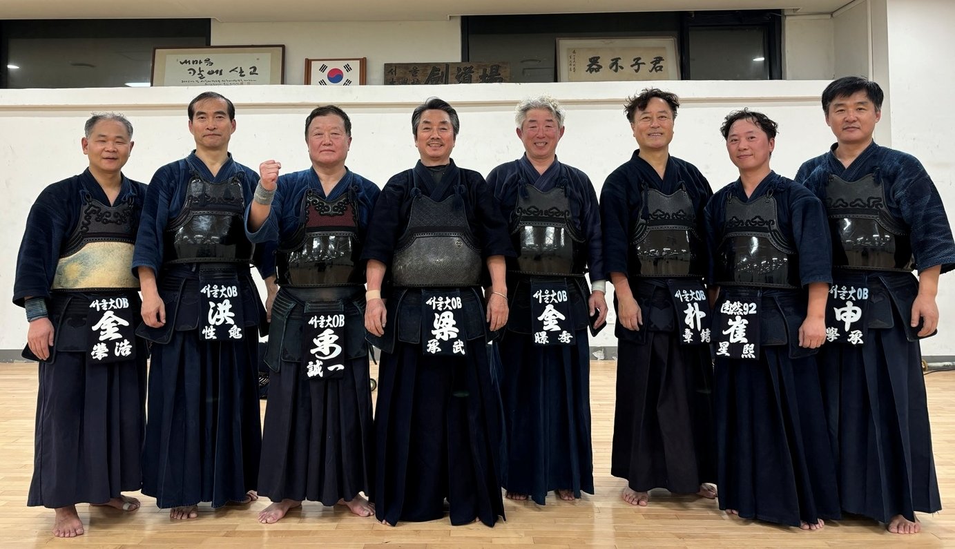 박장호 고문(오른쪽에서 세 번째)이 서울대 검도부 동문과 기념사진을 찍었다. 박장호 고문 제공.
