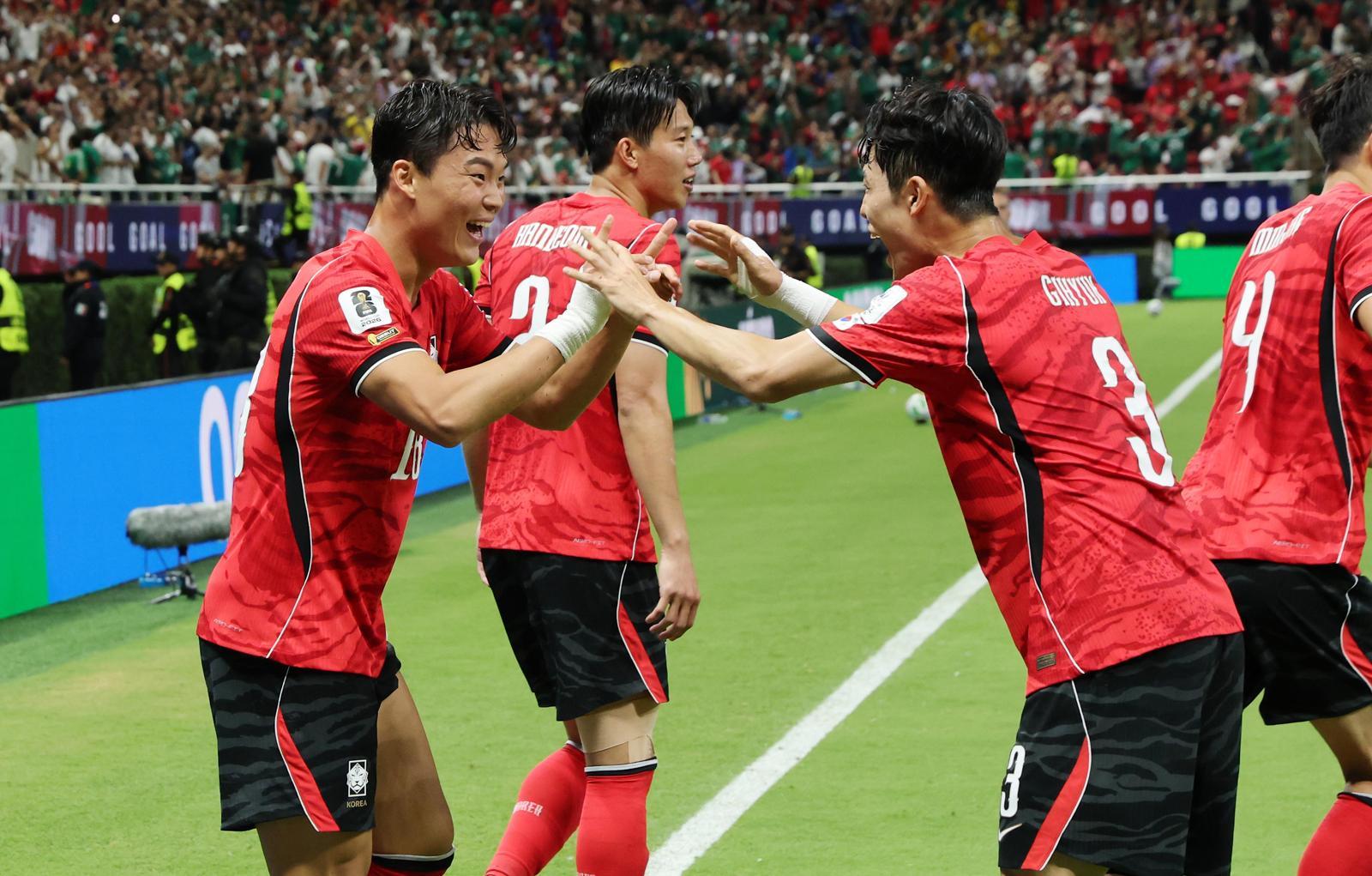 대한민국 축구국가대표팀 오현규가 11일(현지시간) 멕시코 할리스코주 사포판 과달라하라 스타디움에서 열린 2026 북중미 월드컵 A조 조별리그 1차전 대한민국과 체코의 경기에서 역전골을 넣고 이기혁과 하이파이브를 나누고 있다. 2026.6.12 뉴스1