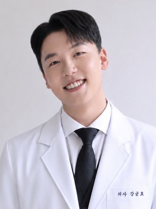 신혼여행 귀국길 울린 ‘닥터콜’… 승객 구한 30세 전공의