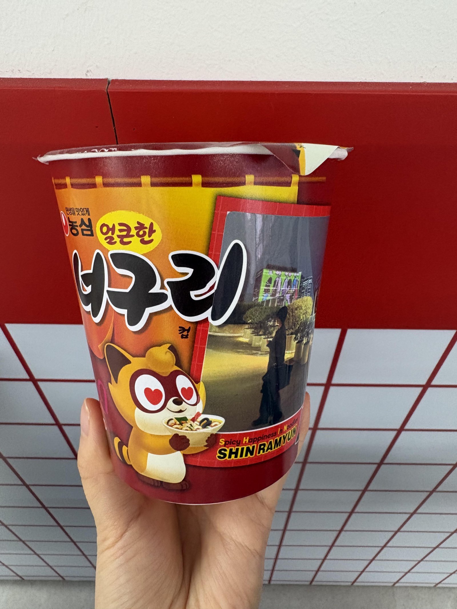 기자가 직접 커스텀 한 ‘너구리 컵라면’. 황수영 기자