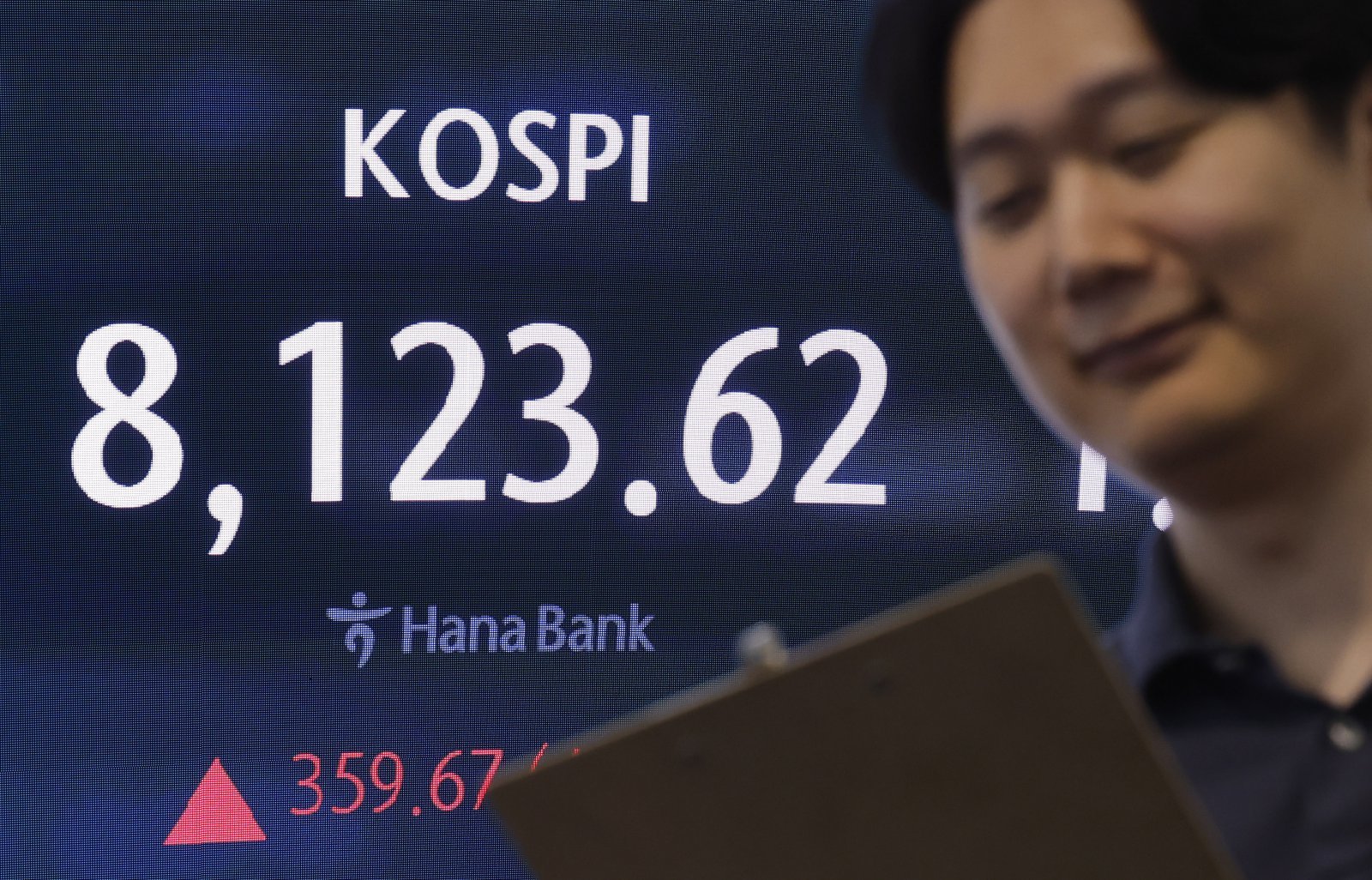 한 달여 만에 돌아온 外人…코스피, 종전 기대 속 8100선 안착