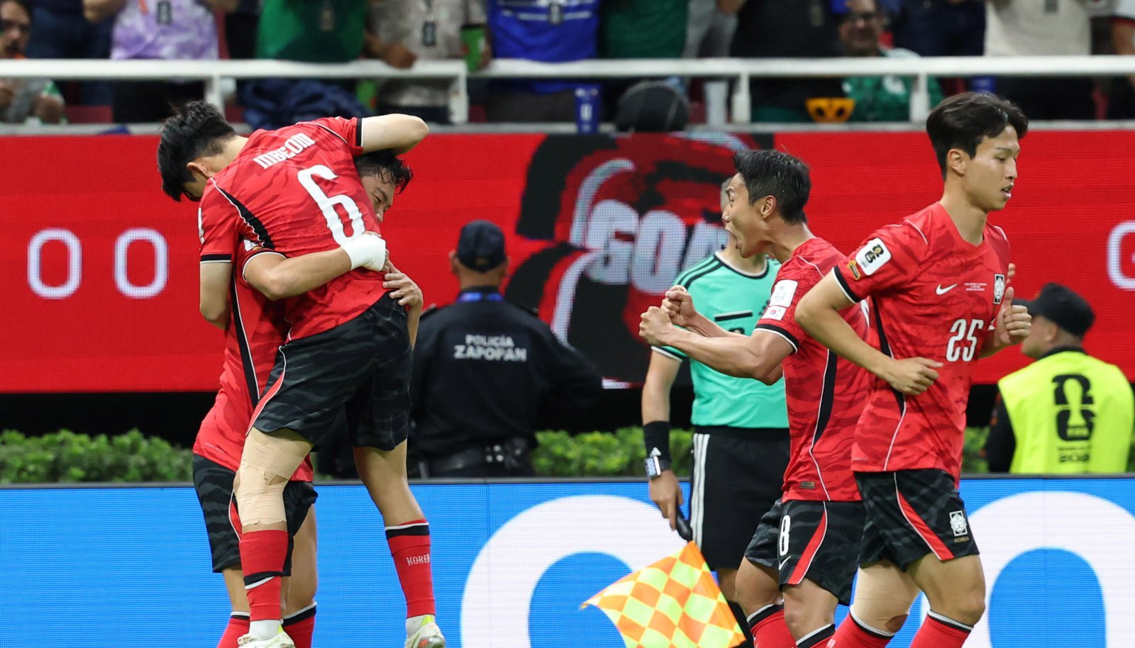 11일(현지 시간) 멕시코 과달라하라 스타디움에서 열린 2026 북중미 월드컵 조별리그 A조 대한민국과 체코의 경기에서 대한민국 오현규가 역전골을 성공시킨 뒤 동점골 주인공인 황인범과 포옹하고 있다.  2026.06.12 사포판(멕시코)=뉴시스