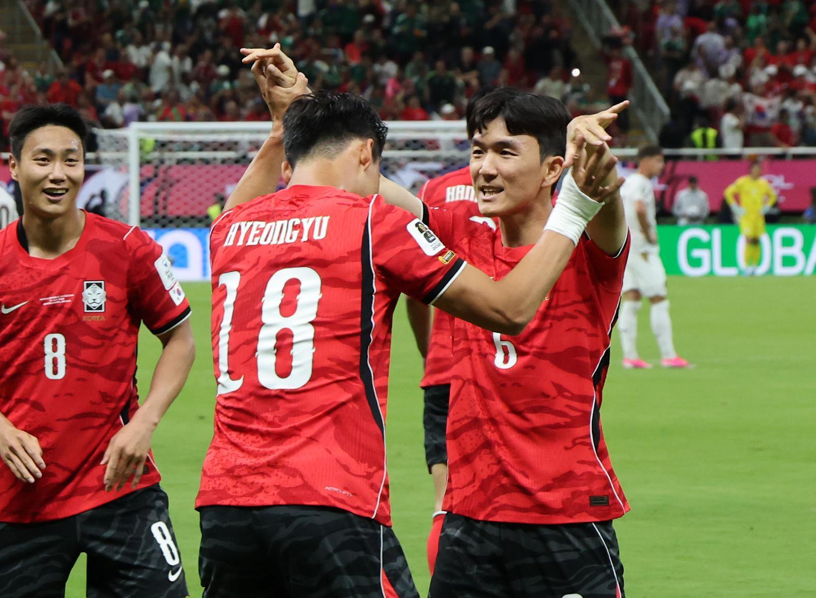 대한민국 축구국가대표팀 오현규와 황인범이 11일(현지시간) 멕시코 할리스코주 사포판 과달라하라 스타디움에서 열린 2026 북중미 월드컵 A조 조별리그 1차전 대한민국과 체코 경기에서 하이파이브를 하고 있다.  이날 경기는 대한민국 체코를 상대로 2-1로 승리했다. 2026.6.12 과달라하라(멕시코)=뉴스1