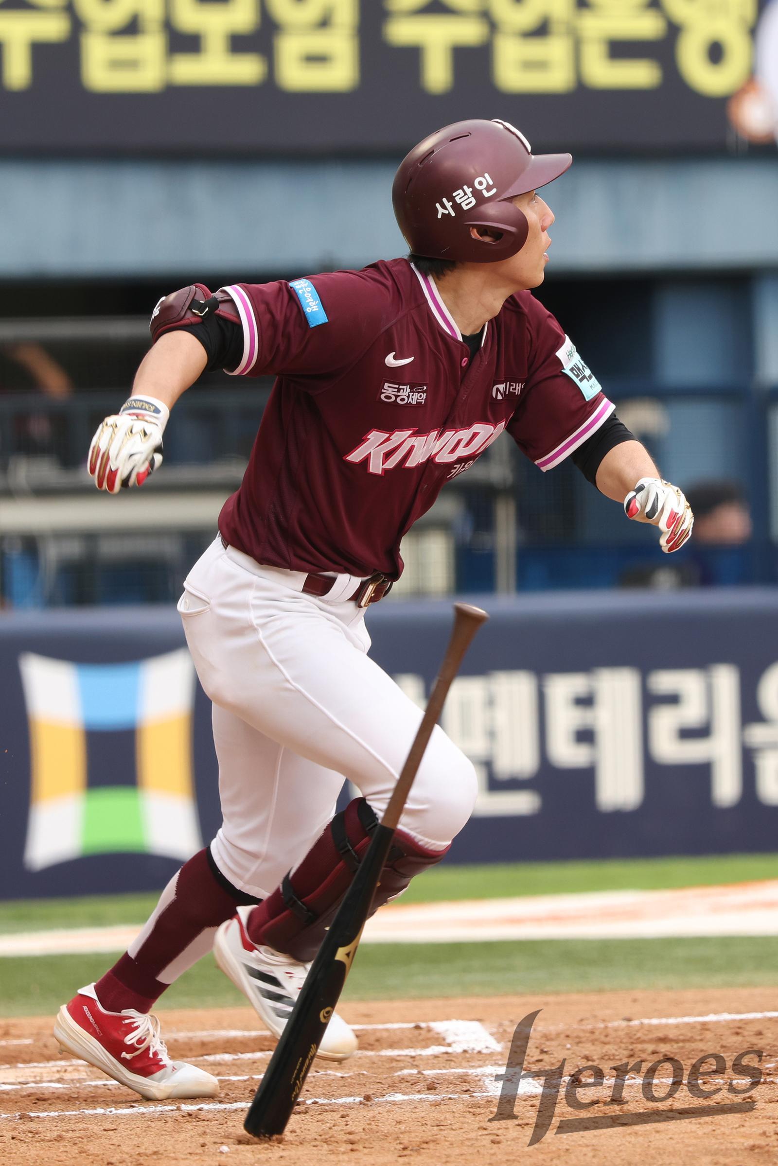 서건창, 시즌 1호 홈런 ‘쾅’…히어로즈 소속으로는 5년 만에 홈런