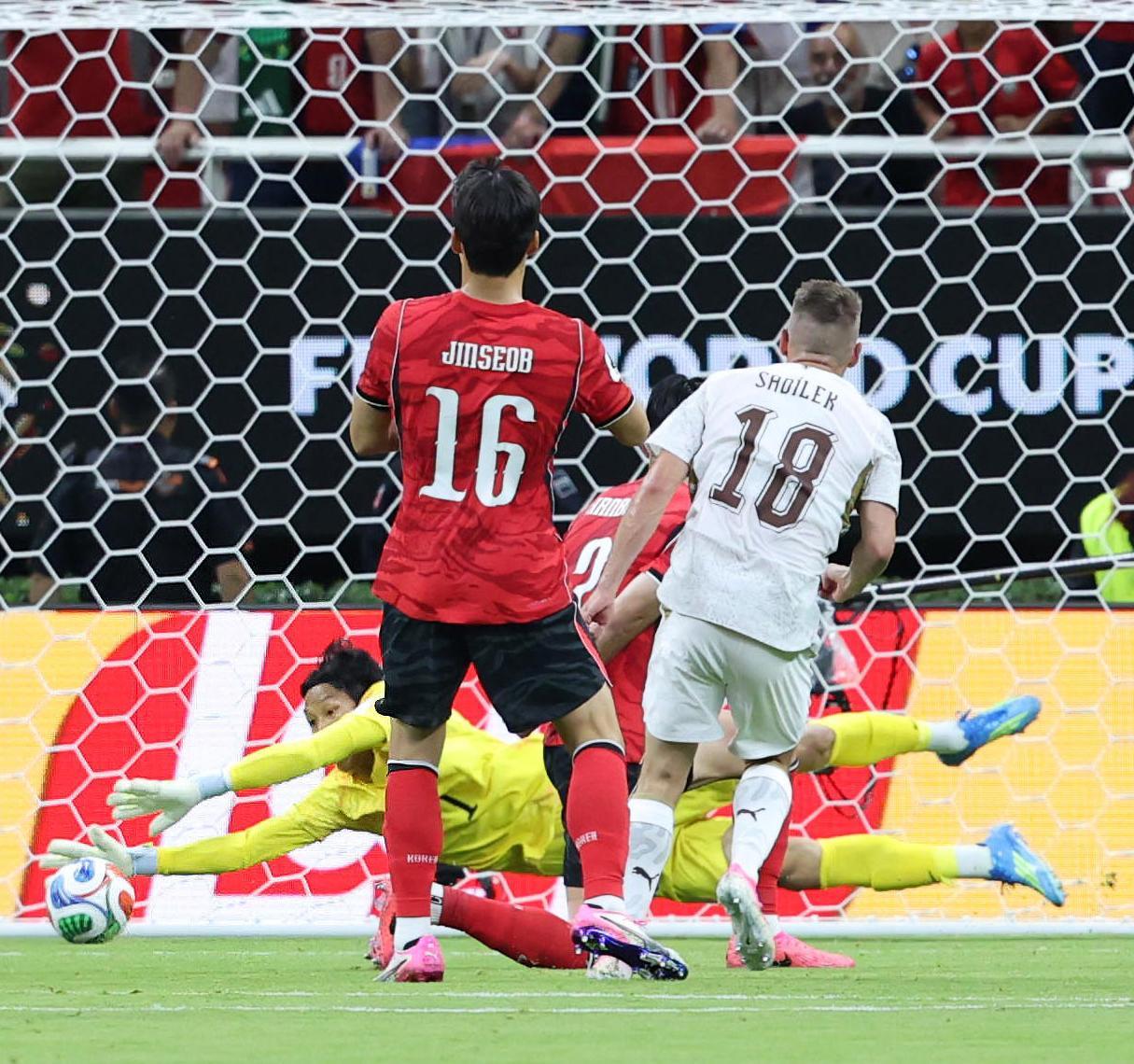 한국 골키퍼 김승규는 한국이 2-1로 앞서던 후반 37분, 추가시간 등 두 차례의 선방으로 팀 승리를 걸어 잠갔다. 뉴시스
