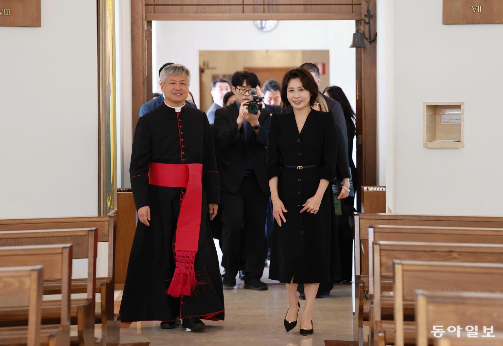 김혜경 여사가 12일(현지시간) 이탈리아 로마 한인신학원에서 2027 서울 세계청년대회 관련 사제들과의 만남을 갖기 위해 입장하고 있다. 로마=김재명 기자 base@donga.com