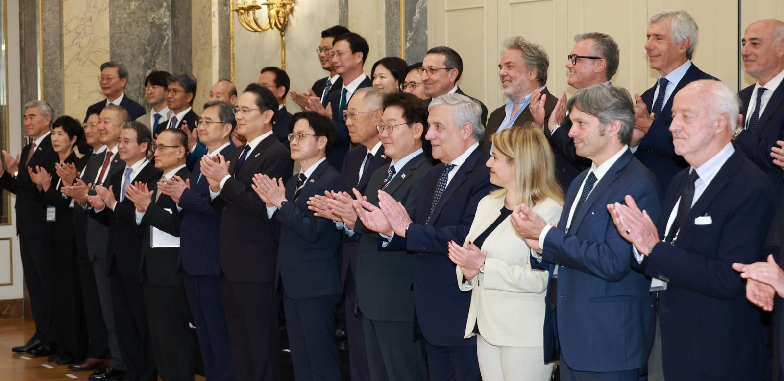 G7 정상회의 참석 계기 이탈리아를 국빈 방문 중인 이재명 대통령이 12일(현지 시간) 로마 한 호텔에서 열린 한-이탈리아 비즈니스 라운드 테이블에서 참석자들과 기념촬영을 하고 있다. 2026.06.13.  뉴시스