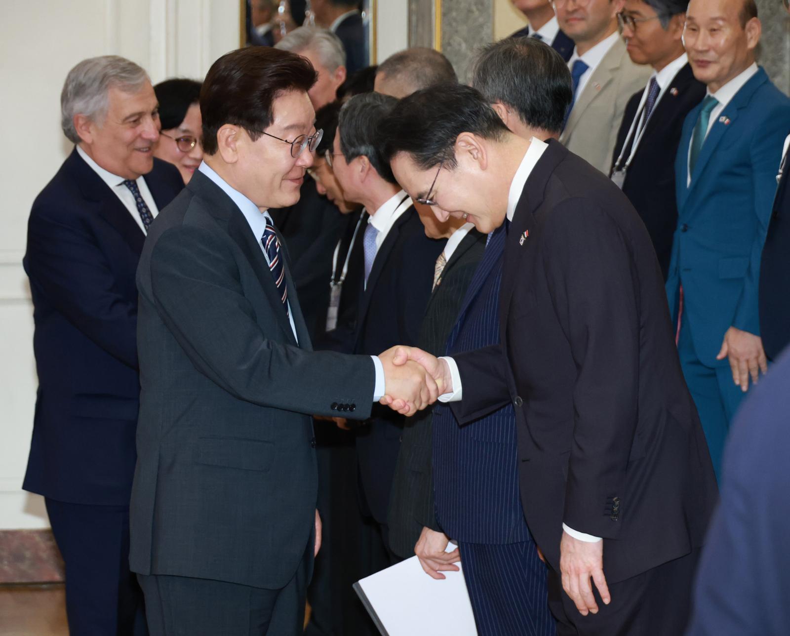 G7 정상회의 참석 계기 이탈리아를 국빈 방문 중인 이재명 대통령이 12일(현지 시간) 로마 한 호텔에서 열린 한-이탈리아 비즈니스 라운드 테이블에서 이재용 삼성전자 회장과 악수하고 있다. 2026.06.13. 뉴시스
