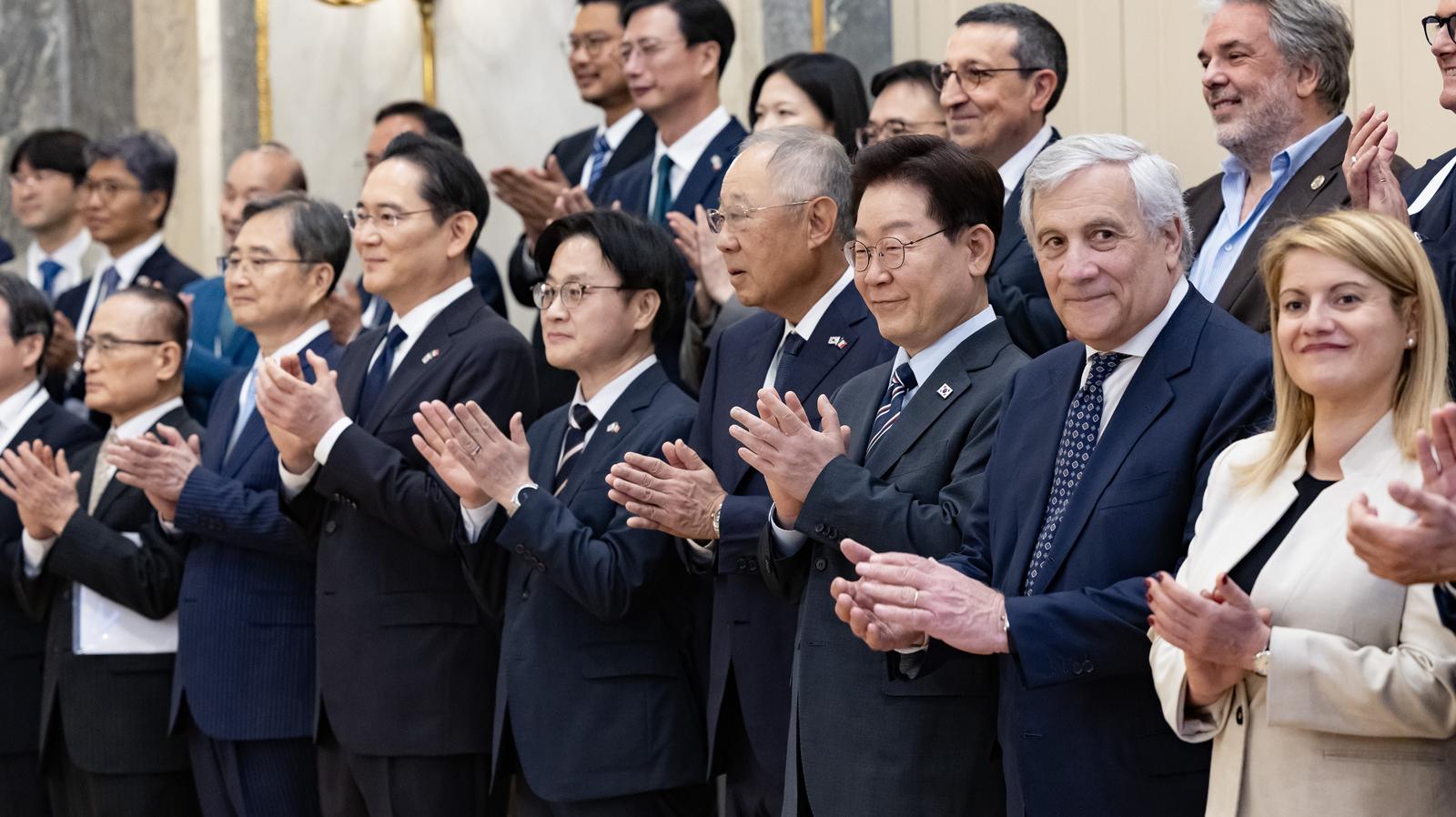 이재명 대통령이 12일(현지시간) 이탈리아 로마의 한 호텔에서 열린 비즈니스 라운드테이블에서 참석자들과 기념 촬영을 하고 있다. 2026.6.13 청와대사진기지단