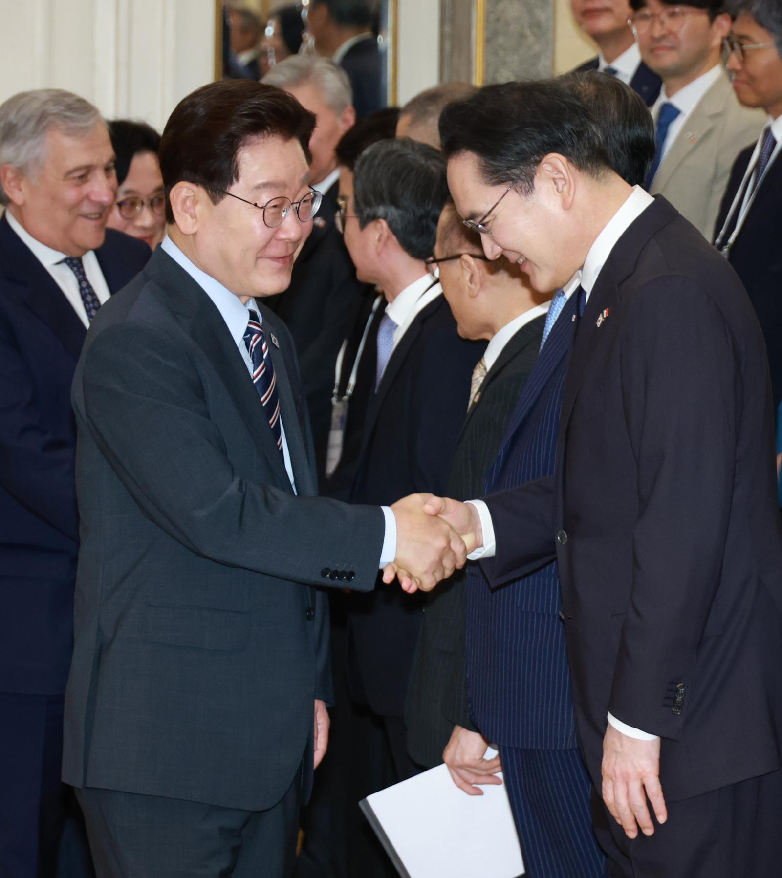 G7 정상회의 참석 계기 이탈리아를 국빈 방문 중인 이재명 대통령이 12일(현지 시간) 로마 한 호텔에서 열린 한-이탈리아 비즈니스 라운드 테이블에서 이재용 삼성전자 회장과 악수하고 있다. 2026.06.13. 뉴시스