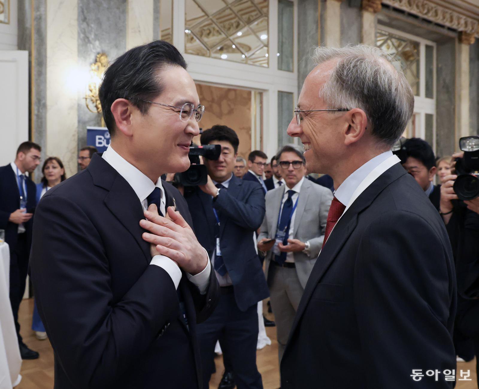 이재용 삼성전자 회장과 베네데토 비냐 페라리 CEO가 12일(현지 시간) 로마 한 호텔에서 열린 한-이탈리아 비즈니스 라운드 테이블에서 대화하고 있다. 로마=김재명 기자 base@donga.com
