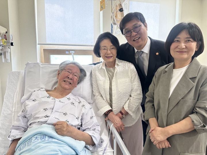 최불암 병문안 최휘영 장관 “‘파하’ 웃음에 안심…퇴원하면 막걸리 한잔”
