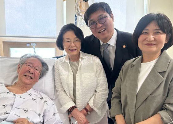 최휘영 문화체육관광부 장관이 입원 중인 배우 최불암을 찾았다. 최휘영 문화체육관광부장관 소셜네트워크서비스(SNS) 갈무리. 뉴시스