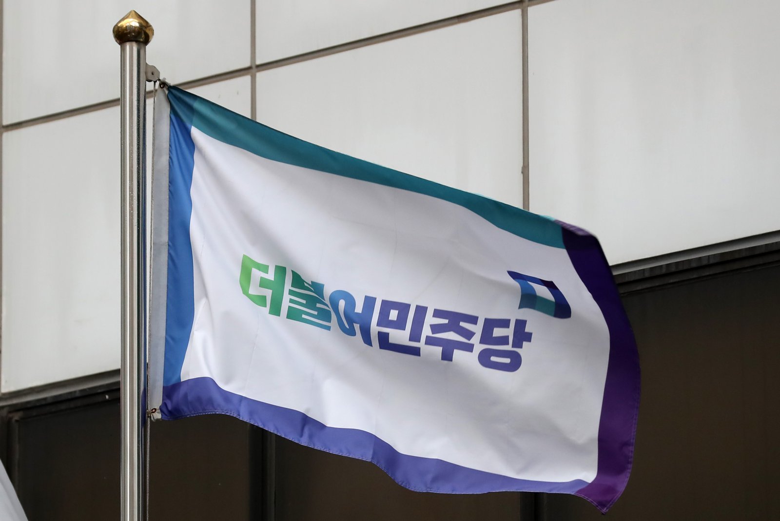 與 “국힘, ‘법사위 요구’는 적반하장식 주장…결코 넘겨줄 수 없어”
