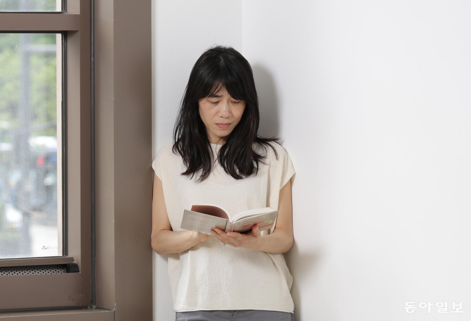 딸기 농장에서 일하는 여성 이주 노동자들의 이야기를 담은 장편 ‘딸기 이론’을 펴낸 김숨 작가. 이주 노동자들은 국적과 민족, 언어 때문에 낯선 한국 땅에서 차별받지만, 그런 상황 속에서 자신들의 정체성을 찾아가려 노력한다. 변영욱 기자 cut@donga.com