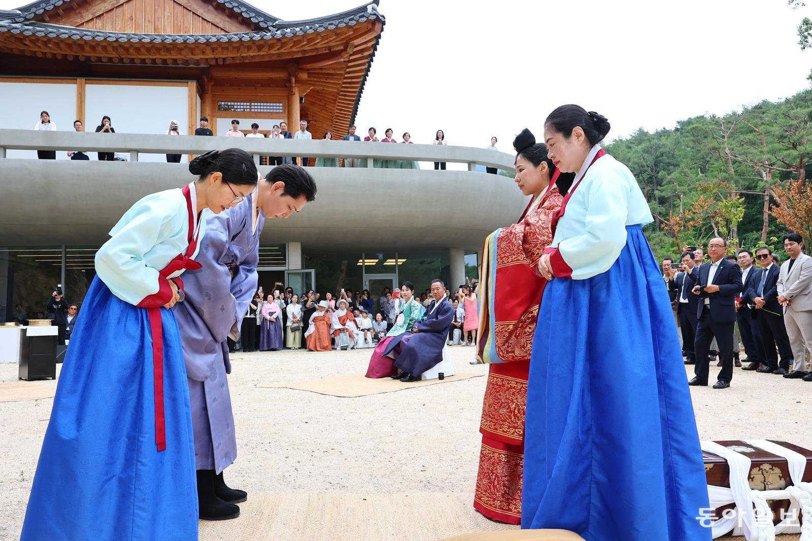 신랑신부가 서로를 향해 절을 올리고 있다. 전영한 기자 scoopjyh@donga.com