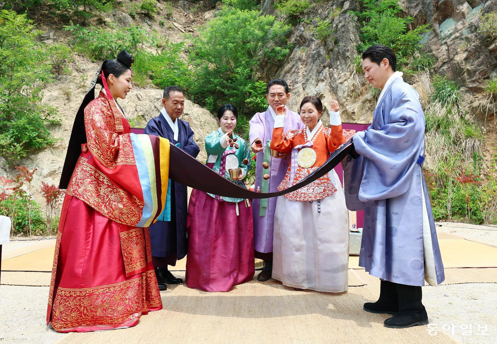 양가 부모들이 새롭게 출발하는 부부들의 자손번창을 기원하며 대추와 밤을 던지고 있다. 전영한 기자 scoopjyh@donga.com