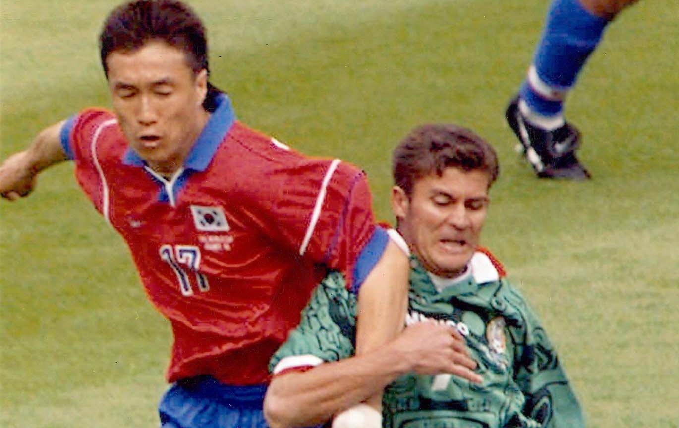 하석주가 1998 프랑스 월드컵 멕시코와의 조별리그 1차전에서 라몬 라미레스와 몸싸움을 하고 있다. 동아일보DB