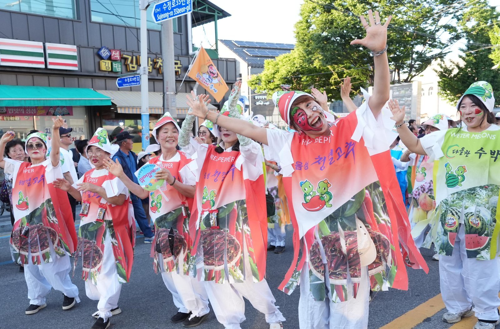 “내년 품바 축제서 또 만나요”