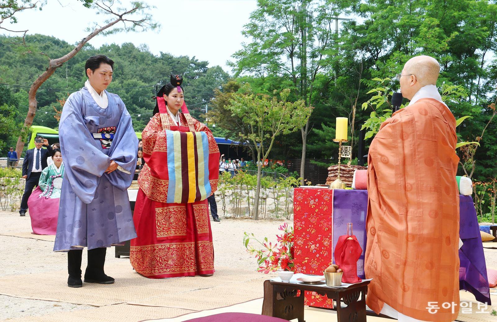 진관사 주지 법해스님이 부부를 위해 축사를 하고 있다. 전영한 기자 scoopjyh@donga.com