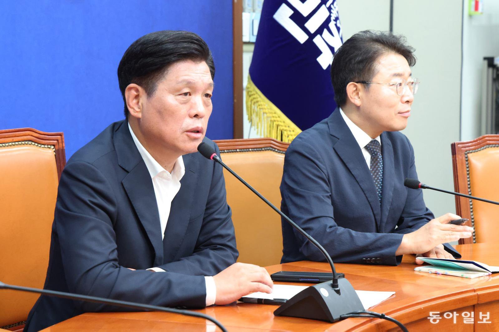 전당대회 일정 밝히는 사무총장  조승래 더불어민주당 사무총장이 휴일인 14일 오전 서울 여의도 국회에서 열린 당무 현안 관련 기자간담회를 열고 8월 당대표 선출 등 전당대회 일정을 설명하고 있다. 2026.06.14  이훈구 기자 ufo@donga.com