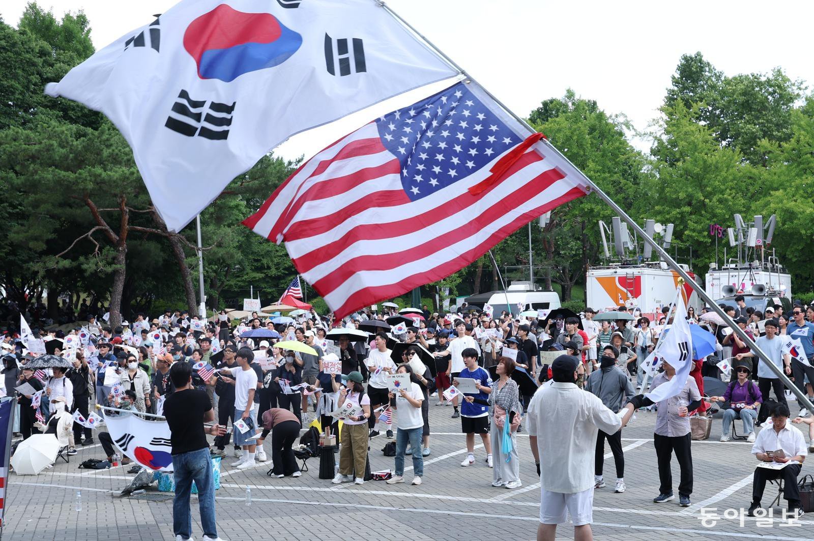제9회 전국동시지방선거 투표용지 부족 사태에 항의하며 개표소 봉쇄 시위가 열흘을 넘기고 있는 가운데 일요일인 14일 오후 3시 경 송파구 올림픽 핸드볼경기장 앞에서 시민들이 “부정선거 당일선거 수개표” 의 구호를 외치고 있다. 이 날 오전 3백 여명에 불과하던 숫자가 오후 들면서 천 여 명 이상으로 늘고 있다. 변영욱 기자 cut@donga.com