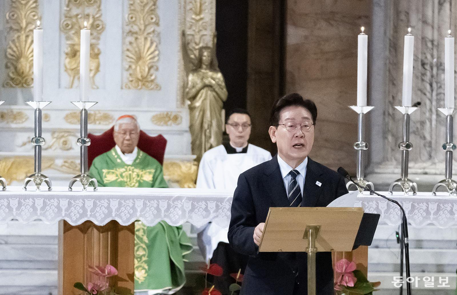 이재명 대통령이 14일(현지 시간) 이탈리아 로마 성 바오로 대성전에서 열린 평화와 연대를 위한 특별미사에서 기념 연설을 하고 있다. 로마=김재명 기자 base@donga.com