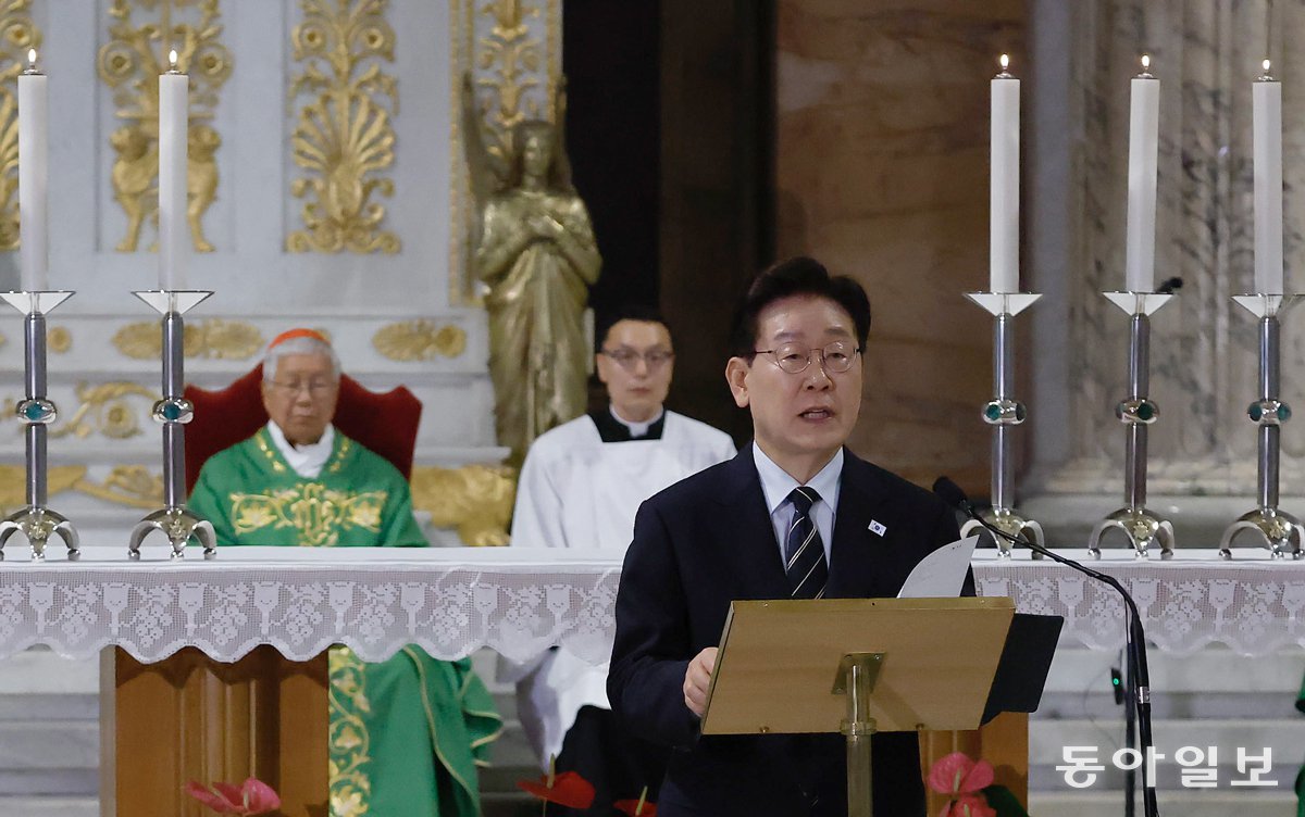 교황청 특별미사 연설 교황청을 공식 방문한 이재명 대통령이 14일(현지 시간) 바티칸 성 바오로 대성당에서 열린 ‘평화와 연대를 위한 특별미사’에 참석해 기념연설을 하고 있다. 이 대통령은 “한반도의 평화가 세계 평화로 이어지고 세계의 연대가 다시 한반도의 평화를 굳건하게 만드는 선순환을 함께 만들어 가길 희망한다”고 밝혔다. 로마=김재명 기자 base@donga.com