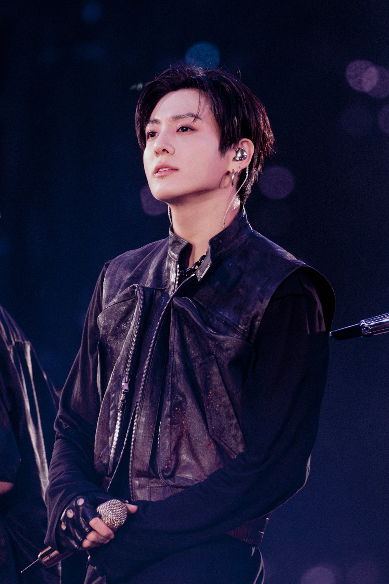 그룹 방탄소년단(BTS) 정국이 13일 오후 부산시 연제구 아시아드주경기장에서 열린 ‘BTS 월드투어 아리랑 인 부산’ 콘서트에서 환호하는 아미들을 바라보고 있다. 빅히트뮤직 제공