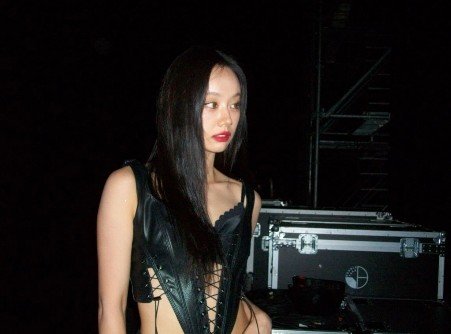 혜리, 허리 라인 드러낸 파격 코르셋룩…팬미팅 비하인드 공개