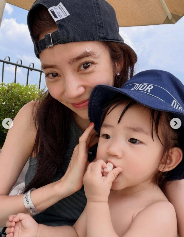 손담비 가족과 호텔 수영장 여름 휴가 모습 공개