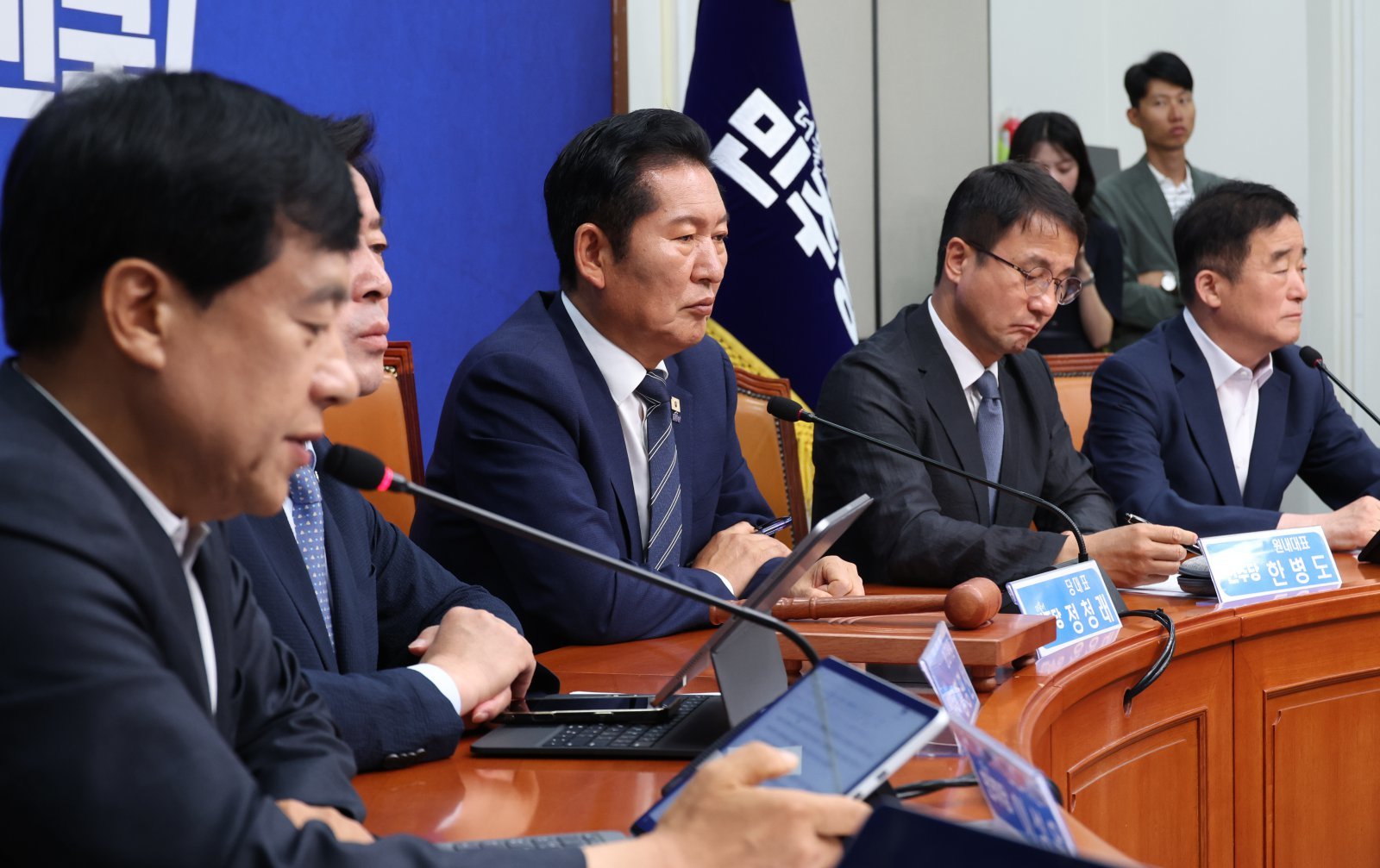 與, 정당 지지율 역전에 “책임 통감…내부 불협화음 인정”