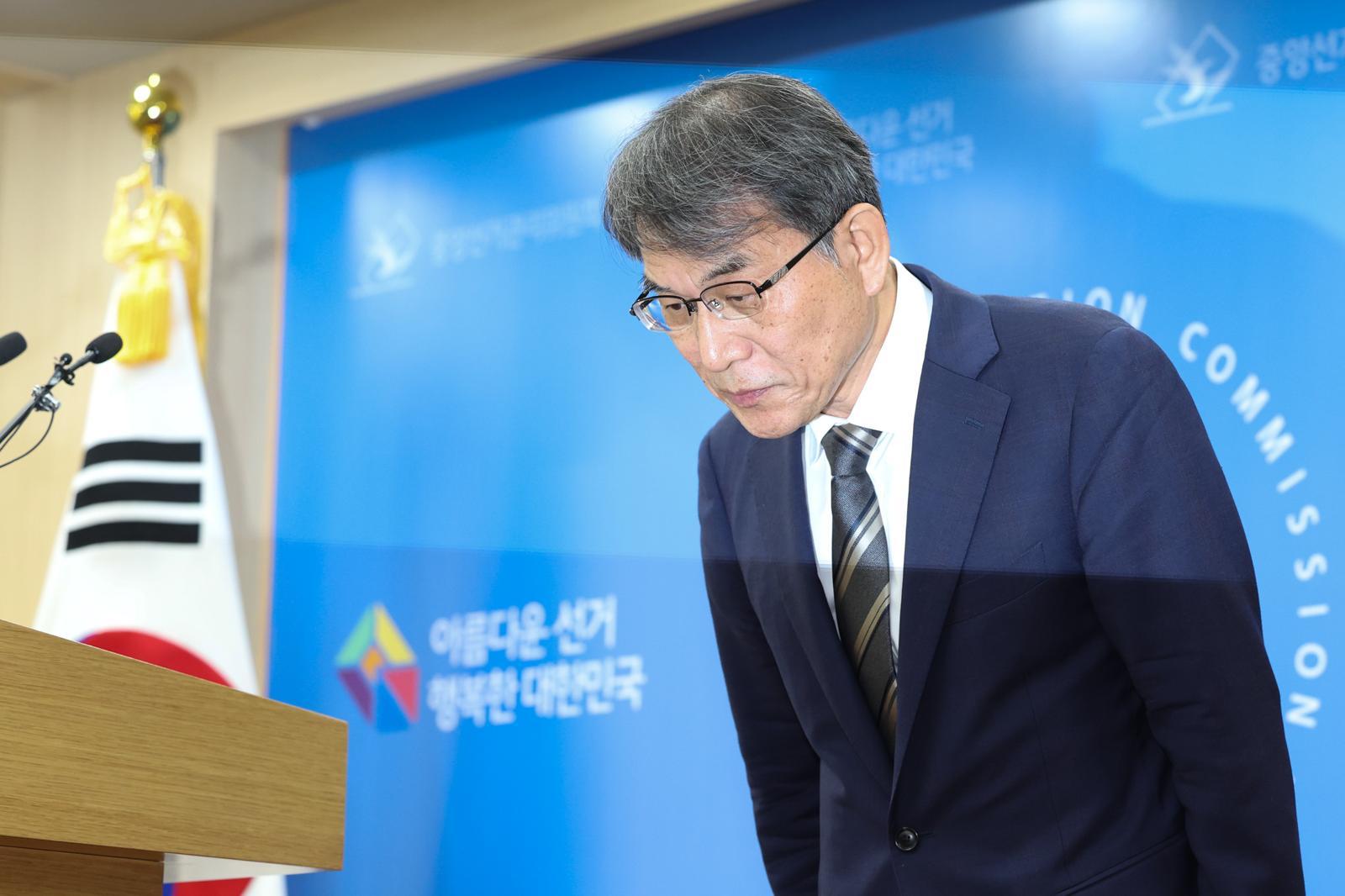 노태악 중앙선거관리위원장이 5일 경기 과천 중앙선거관리위원회 과천청사에서 대국민 사과문 발표를 마친 뒤 인사하고 있다. 2026.06.05 [과천=뉴시스]